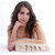 Una mujer posando sobre el corte de una almohada Naturalfoam Classic  mostrando su diseño ergonómico y material.