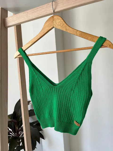 CROP TOP VERDE TROPICAL