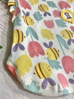Camiseta Regatinha Flores Coloridas e Abelhinhas para cachorro e gato na internet