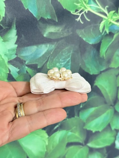 Laço Festa Branco Aplique em Pérolas para cachorro e gato na internet