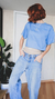 Crop top celeste humo con mangas intermedias y bordado discreto. Ideal para un look cómodo y moderno, dentro y fuera de casa.