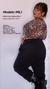 Modelo vistiendo un body de microtull con estampado de leopardo, mostrando su perfil.