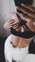 Brassiere negra con tirantes cruzados, perfecta para lencería moderna, con detalles de diseño y ajuste.
