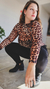 Modelo luciendo un body de microtul con estampado de leopardo, en una pose estilizada.