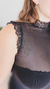 Detalle de un body musculosa de microtul negro con encaje, mostrando la elegancia y comodidad del diseño ideal para diversas ocasiones.