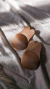 Taza conejito pezonera PUSH UP en color nude, sobre una superficie suave y clara.