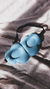 Antifaz nube azul diseñado para un descanso óptimo, ideal para uso en casa y momentos de relax.