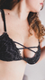 Corpiño Danna Deluxe en color negro, con elegante encaje y tiras cruzadas, ideal para realzar la figura femenina.