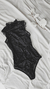 Body Alba musculosa de microtull negro, con encaje en el cuello, sobre sábanas blancas, ideal para ropa interior femenina.