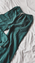Jogger verde de friza de algodón para mujer, ideal para los días fríos. Diseño cómodo con bolsillos y puños con elástico.