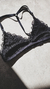 Corpiño bralette triángulo Lola Negro de encaje, con tirantes ajustables y desmontables, ideal para lencería elegante y cómoda.