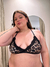 Corpiño Lola Leopardo, un atractivo sujetador con estampado de leopardo y encaje negro, presentado por una modelo talle xl en una boutique de ropa interior.