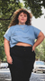 Crop top talle grande celeste humo de algodón suave y amplio. Ideal para días relajados, cómodo y con mangas intermedias.