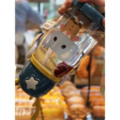 Botella CON TAPA RENO Con sorbete y correa. Motivos varios - Pañalera Wendy