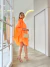 vestido curto com flor no ombro laranja 
