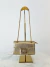 Bolsa dourada com detalhe em pedras 