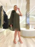 Vestido Curto Crepe com Flor na internet