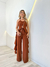 Conjunto cropped com babado e calça pantalona marrom