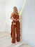 Conjunto cropped com babado e calça marrom