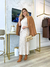 Conjunto blusa assimétrica e saia midi bege 