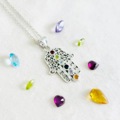 Mano de Hamsa con piedras facetadas