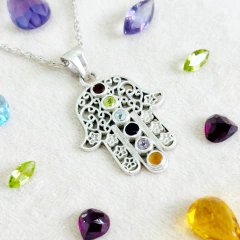 Mano de Hamsa con piedras facetadas en internet
