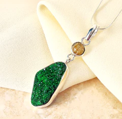 Dije doble Uvarovita y cuarzo rutilado - tienda online