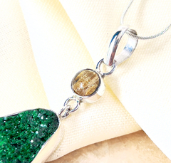 Dije doble Uvarovita y cuarzo rutilado - Ser Mineral Accesorios 