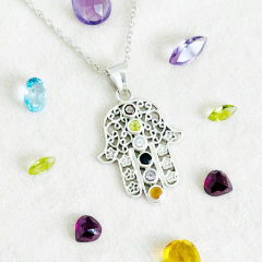 Mano de Hamsa con piedras facetadas - Ser Mineral Accesorios 