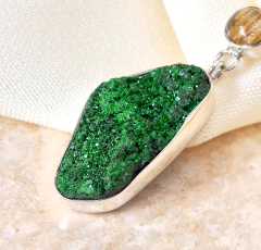 Dije doble Uvarovita y cuarzo rutilado en internet