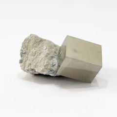 Pieza de Pirita Cúbica en matriz colleccíon (C) - comprar online