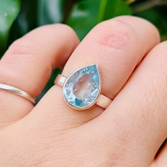 Anillo topacio azul facetado gota