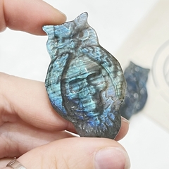Buho con calavera de labradorita