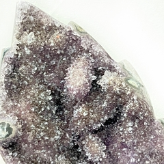Hoja drusa amatista con calcita cristalizada (C)