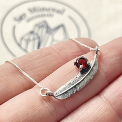 Collar plumita y granate