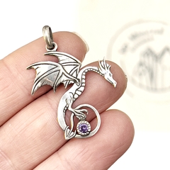 Dije dragón con piedra facetada