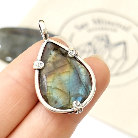 Dije gota de labradorita facetada