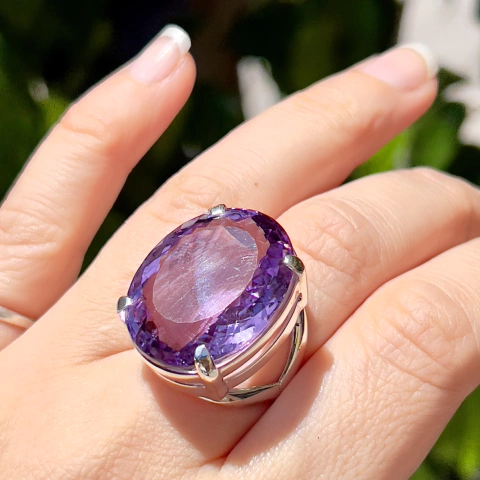 Anillo de amatista facetado oval
