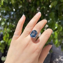 Anillo de london blue facetado