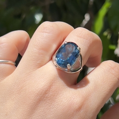 Anillo de london blue facetado - tienda online