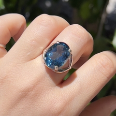 Anillo de london blue facetado