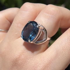 Imagen de Anillo de london blue facetado