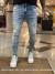 Calça Super Skinny Com Avol Lateral e Rasgos