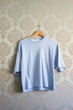 OVER CELESTE LARGA REMERA