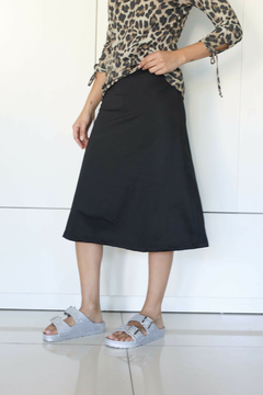 RINA POLLERA CON BIKER DE LYCRA NEGRA