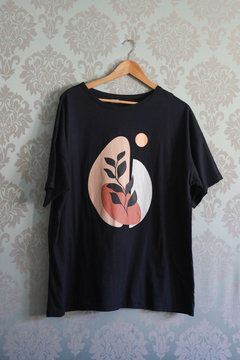 HOLA NEGRA REMERA