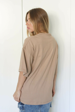 OVER LARGA BEIGE REMERA - Orlibbi