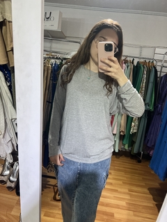 ESTHER GRIS REMERA en internet
