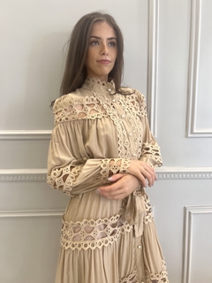 MARTA BEIGE VESTIDO en internet