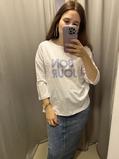 BONJOUR BLANCA CON CELESTE REMERA en internet
